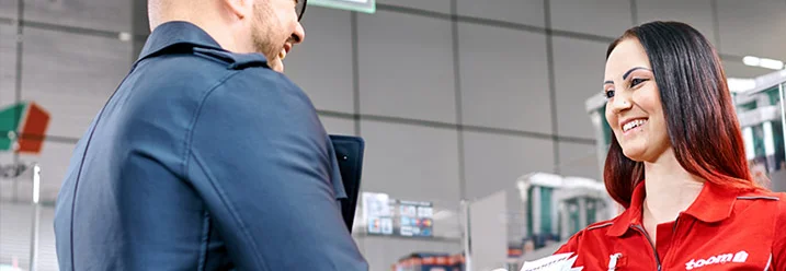 Eine Person erhält Beratung im toom Baumarkt